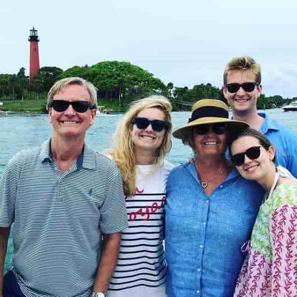 Peter Doocy shares strong bond with his dad, mom and two sisters